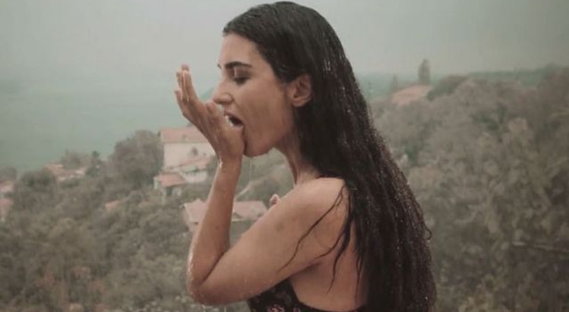 Tuba Buyukustun Un Rol Aldigi Dar Elbise Filminin Fragmani Yayinlandi