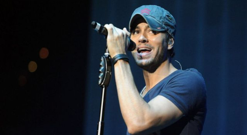 Antalya'da konser veren Enrigue Iglesias aşırı sevgiden yaralandı