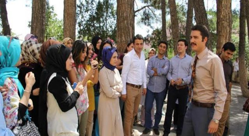 Hayranları seti bastı, çekimler durdu!