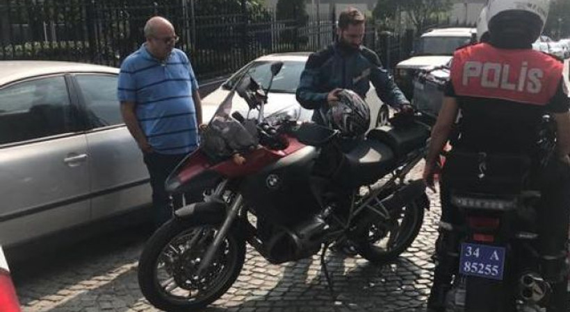 Sanatçı Ozan Musluoğlu motosikletiyle bir kadına çarptı