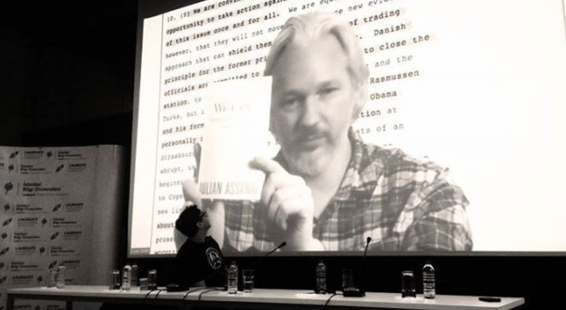 Beklenen konferansa Snowden yerine Assange katıldı
