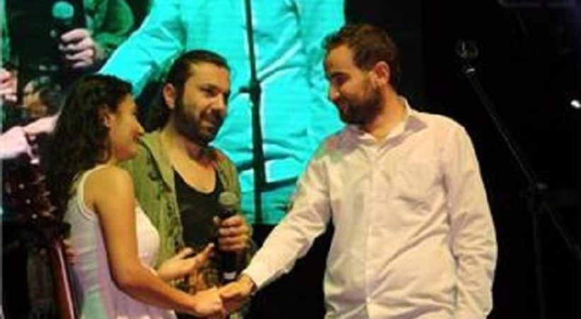 Gazeteciden konserde evlilik teklifi sürprizi!