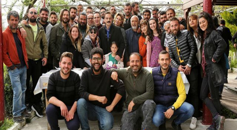 Ünlü oyuncuya sette doğum günü sürprizi!