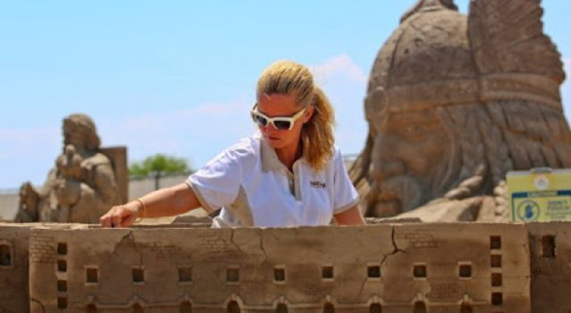 Müge Anlı şimdi de kumdan heykel yapımına el attı