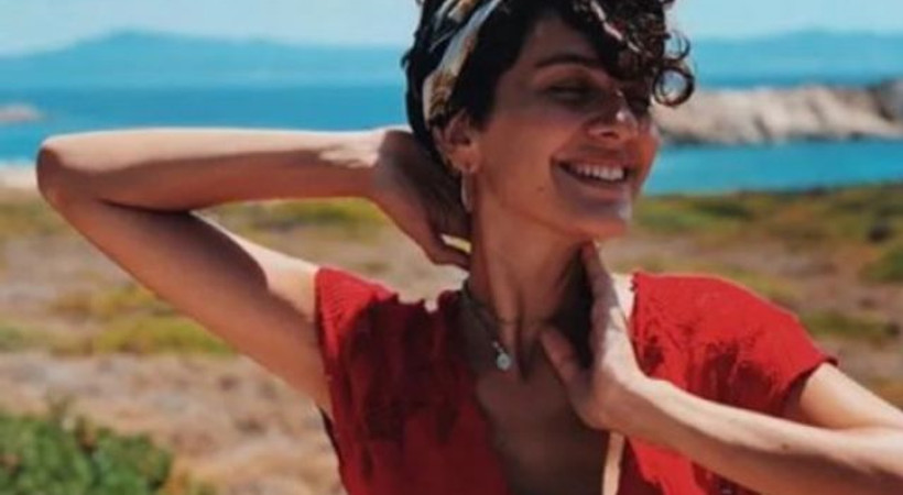 Bergüzar Korel'den 1 milyon takipçi kutlaması