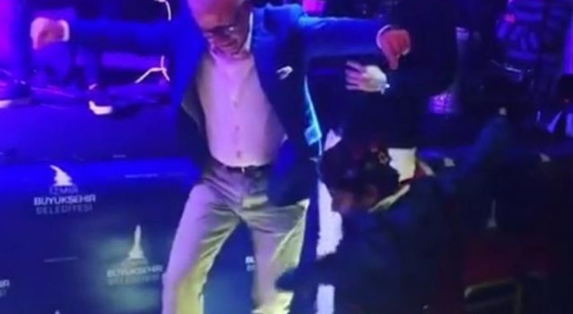 Ertuğrul Özkök zeybek oynadı