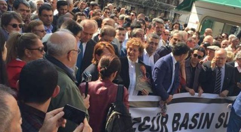 Gazeteciler 'özgür basın' için sokağa çıktı, siyasiler de katıldı!