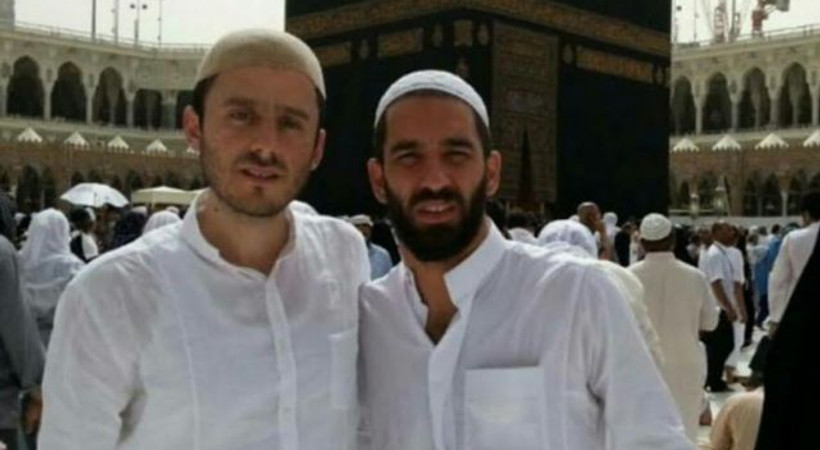 Arda Turan Umre fotoğrafının altına yazılan yoruma çıldırdı!