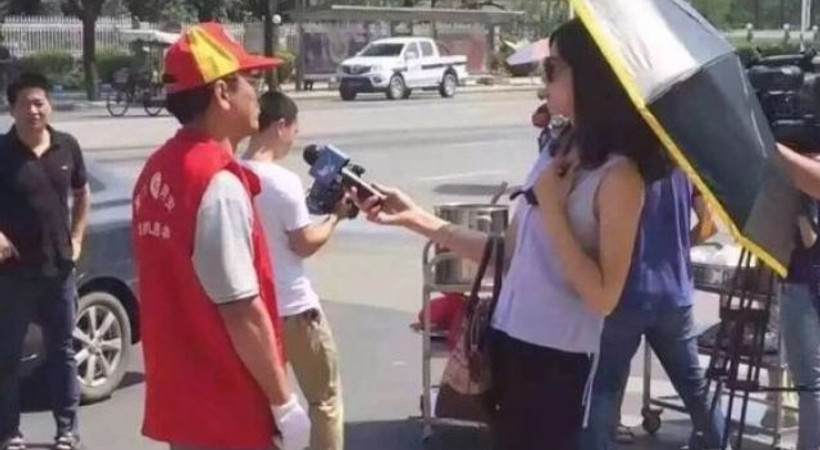 Şemsiyesi ve güneş gözlüğüyle röportaj yapan muhabir açığa alındı