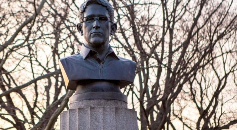 New York'a gizlice Snowden'ın büstü dikildi!
