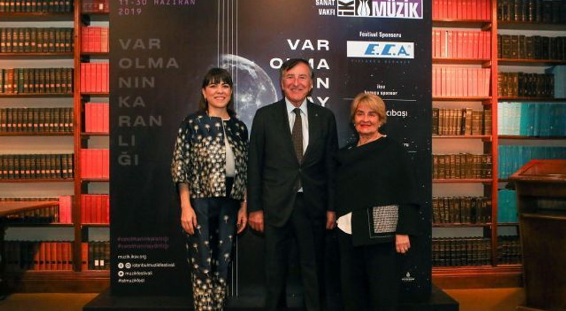 'Var Olmanın Aydınlığı, Var Olmanın Karanlığı' temasıyla sahnelere çıkıyor!