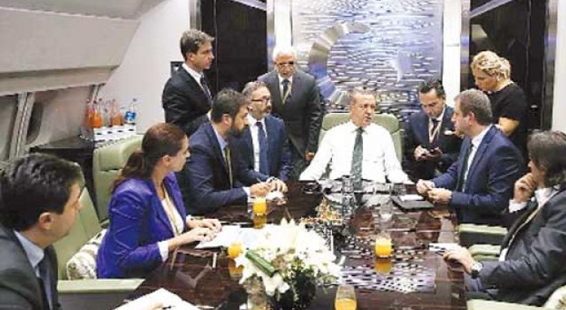 Güya haber sitesi! Kadın gazetecilerin fotoğrafını buzladılar!