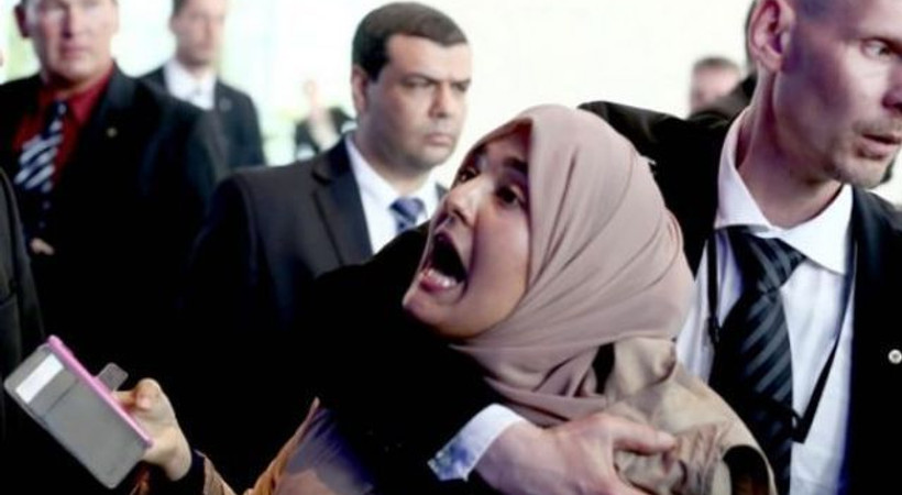 Sisi'yi protesto eden gazeteciye ne oldu?
