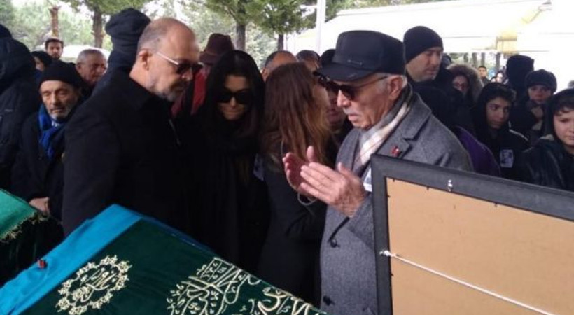 Hande Erçel'in annesi toprağa verildi...