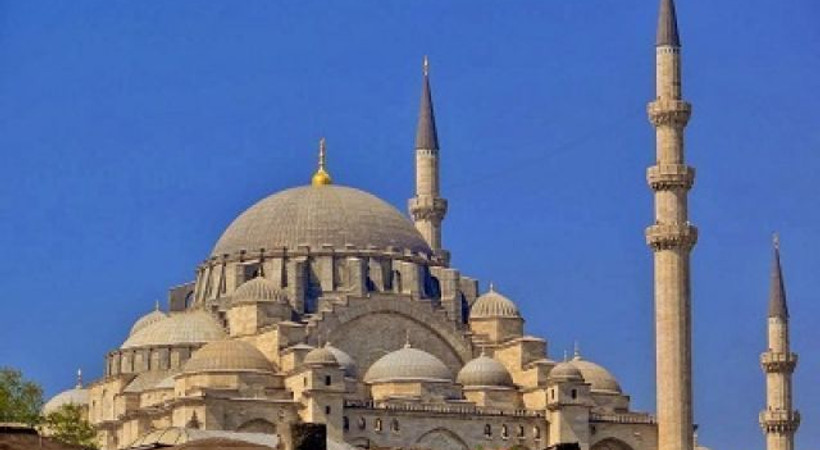 Gazeteci kolları sıvadı, cami yaptıracak!