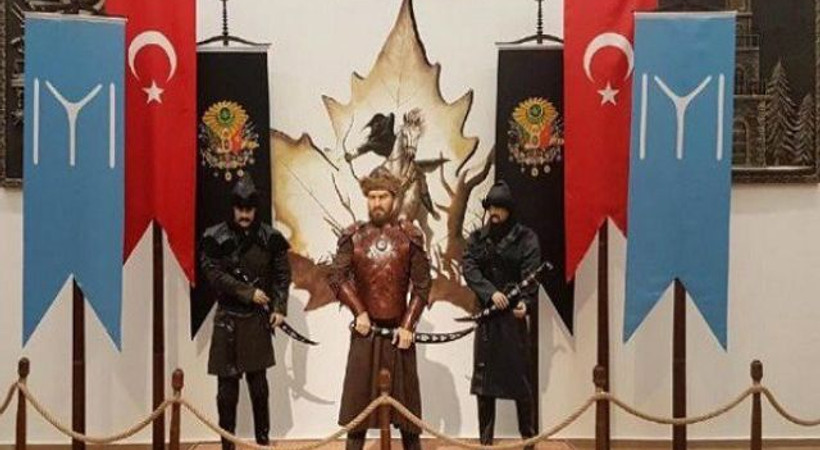 Ertuğrul Gazi diye Engin Altan Düzyatan'ın heykelini diktiler