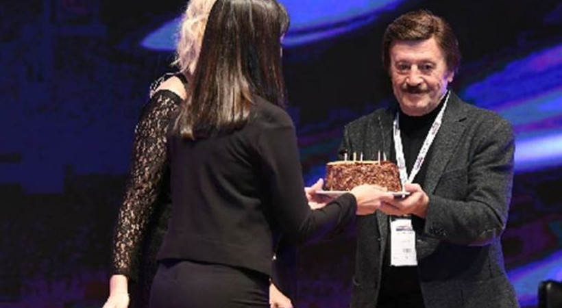 50. sanat yılını pastayla kutladı!