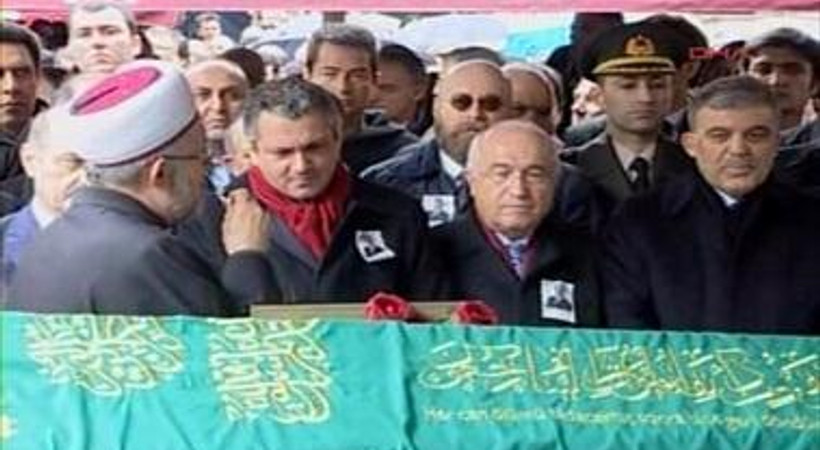Bu da oldu! Birand'ın cenazesinde 'taraftar' atmosferi!