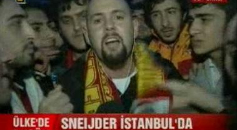 Taraftarlar arasında kalan muhabirin zor anları