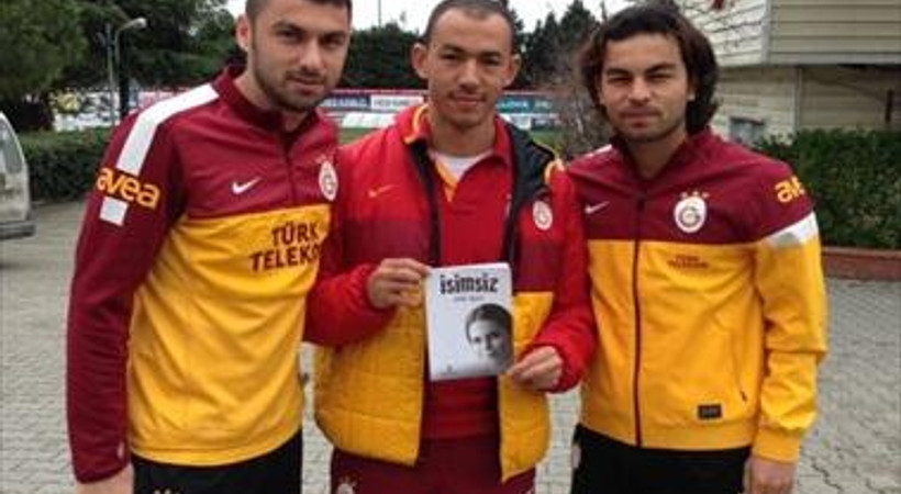 Galatasaraylı futbolcular böbrek hastalarına destek için hangi kitabı aldı?