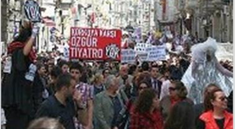 Sanatçıların yönetmelik zaferi