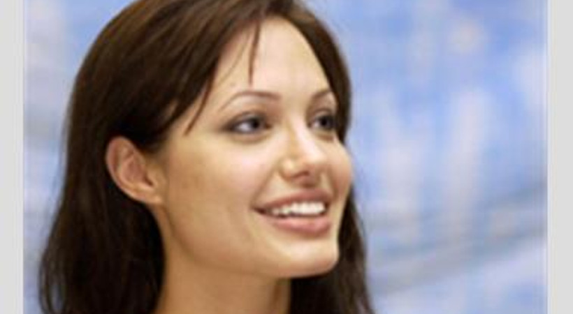 Angelina Jolie bu kez sınırı geçti