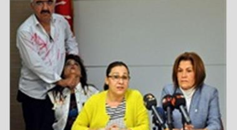 Basın toplantısında 'kadına şiddet' canlandırması