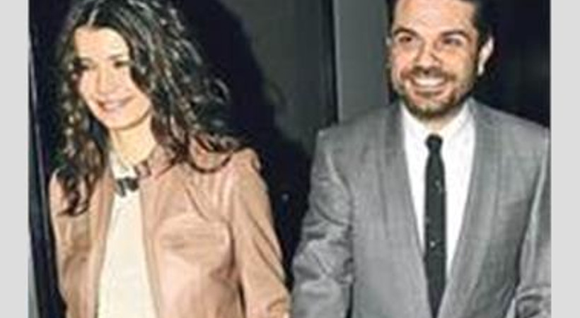 Beren Kenan Ciftinin Evlilik Tarihi Belli Oldu Mekanin uest katinda oturan ciftin keyifli anlarinin uezerine silahlarin goelgesi dueştue. beren kenan ciftinin evlilik tarihi