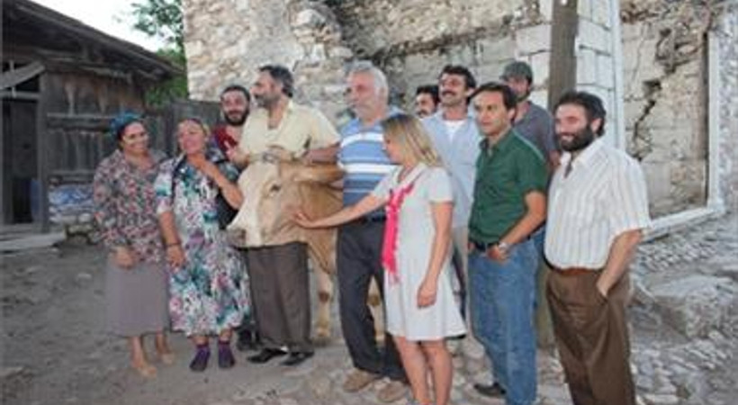 Bu filmin başrolünde Sarıkız var. Sarıkız'la çekimler nasıl geçiyor? Medyatava "Sürgün İnek" filminin setinde. İşte filmden detaylar