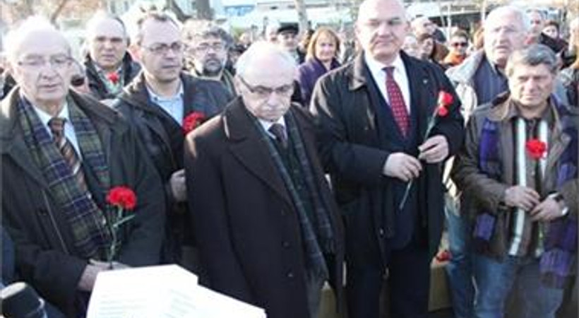 64 gazeteci için 64 karanfil
