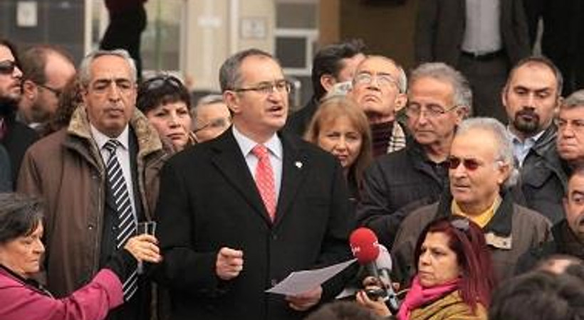Gazetecilerden emniyet önünde ilginç protesto!