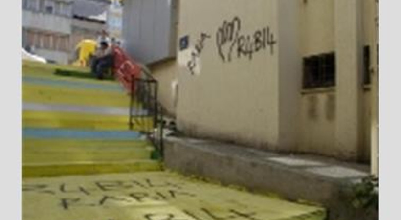 Gökkuşağı merdivenlerine Rabia yazdılar
