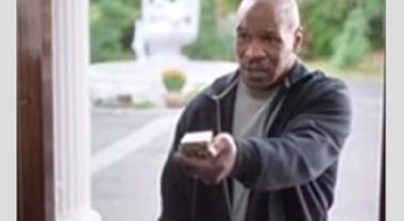 Mike Tyson, kopardığı kulağı iade etti