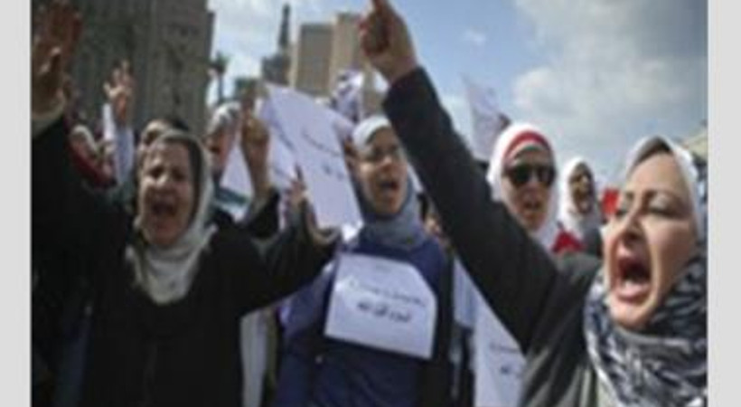 Mısır krizi: Tahrir'de cinsel saldırı alarmı