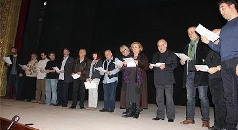 Oyuncular bu kez protesto için sahnede