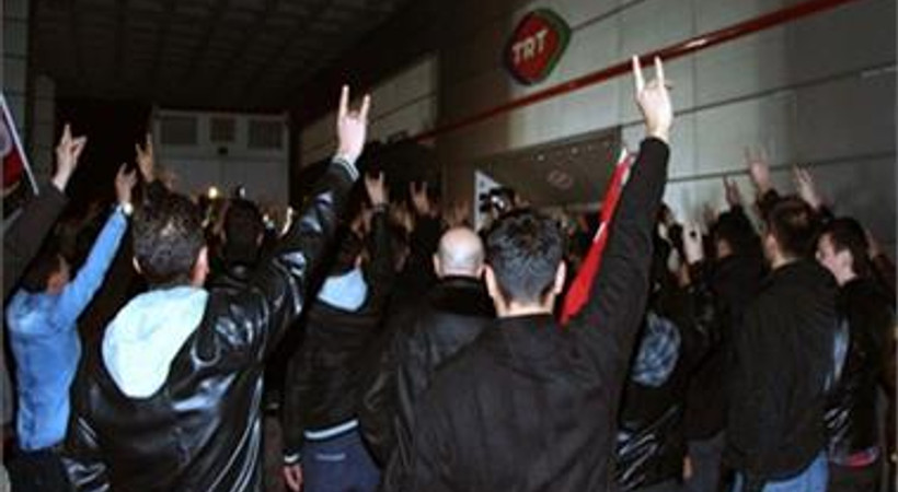 Spikerin sözlerine sinirlenen MHP'liler TRT binası önünde toplandı