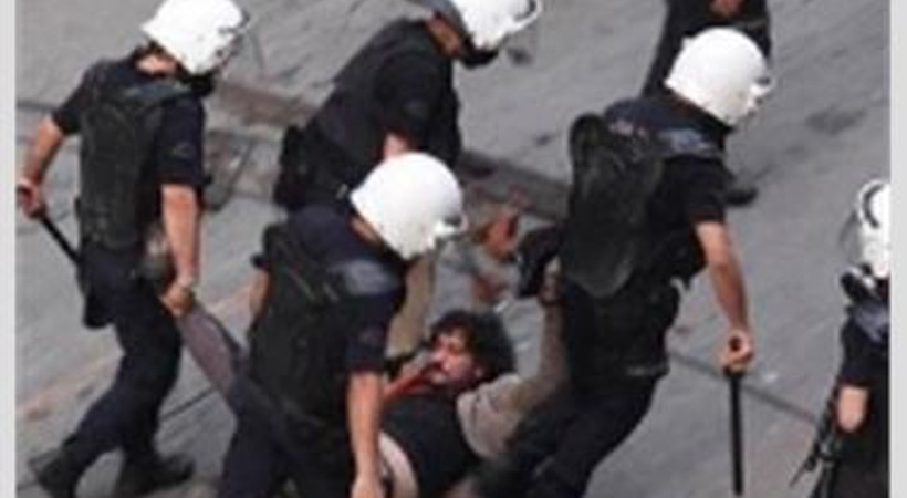 Sürüklenerek gözaltına alınan gazeteci için protesto!