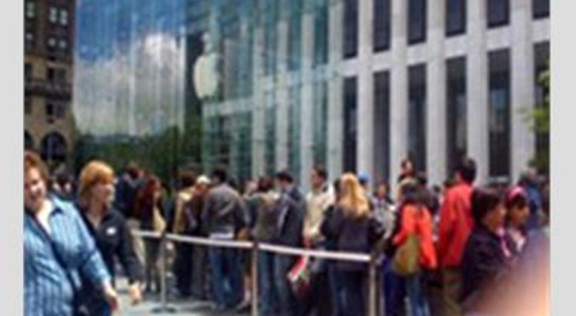 Yeni Iphone Icin Siraya Giren Kazaniyor