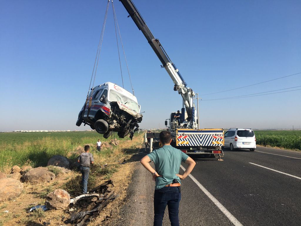 Yeni doğan bebeği taşıyan ambulans devrildi Bebek olay yerinde can verdi