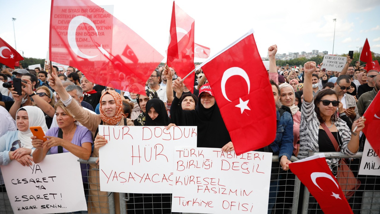 Kovid aşısı karşıtları bugün İstanbul'un Maltepe ilçesinde bir araya geldi