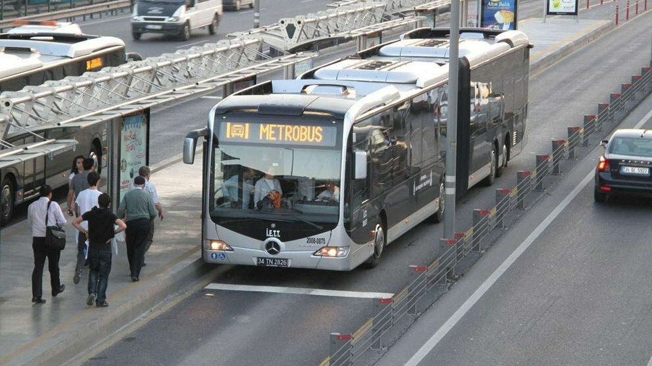 İstanbulluya müjde!  İBB 160 yeni metrobüs aldı, çürümeye terk edilen araçları kamuoyuyla paylaştı