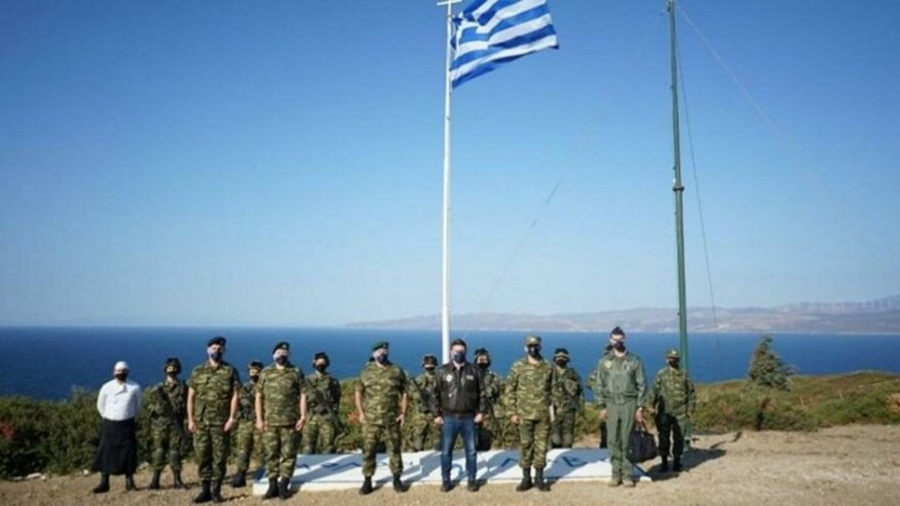 Yunanistan'dan işgal ettiği adada gövde gösterisi! Paylaşılan fotoğrafta İzmir detayı