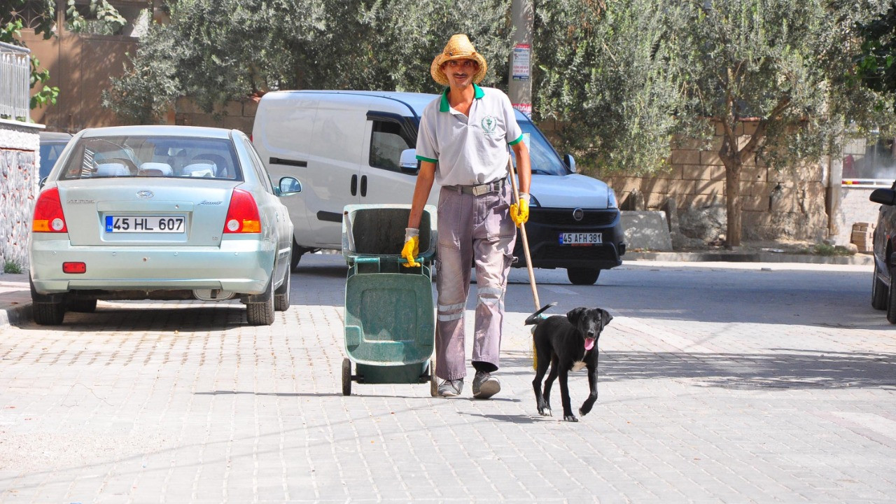 Sokak Kopegi Temizlik Iscisinin Yanindan Bir An Olsun Ayrilmiyor