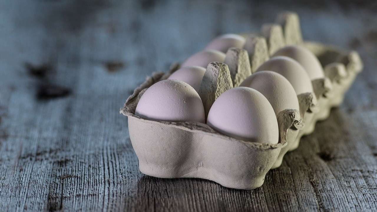 Dolar ve euro yumurtayı da patlattı. Üreticiler 2 lira için uyarmıştı. Yumurtanın fiyatı 2 liraya yaklaştı. Yumurta üreticileri de süt gibi devletten destek istiyor