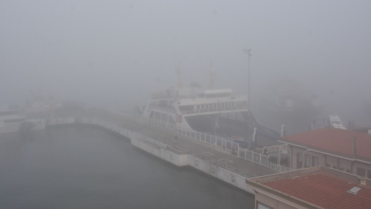 Çanakkale Boğazı'nda yoğun sis nedeniyle deniz ulaşımı durdu