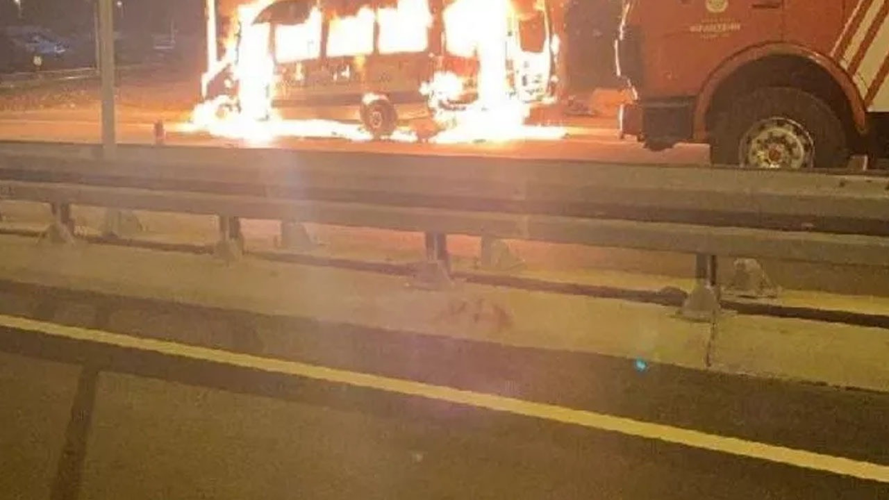 İstanbul Maltepe'de seyir halindeki bir servis minibüsü alev alev yandı