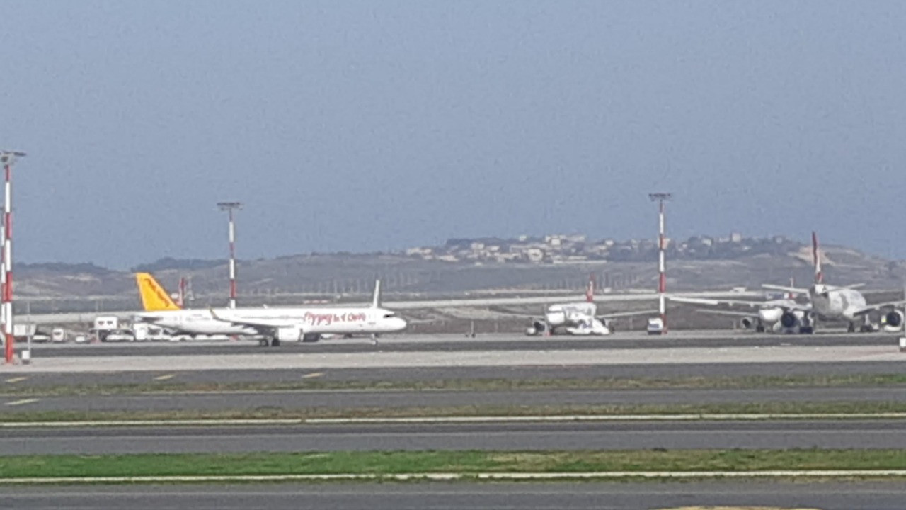 İstanbul'da sis hava ulaşımını vurdu, THY ve Pegasus'tan yolculara uyarı üstüne uyarı geldi. İşte hava ulaşımında son durum