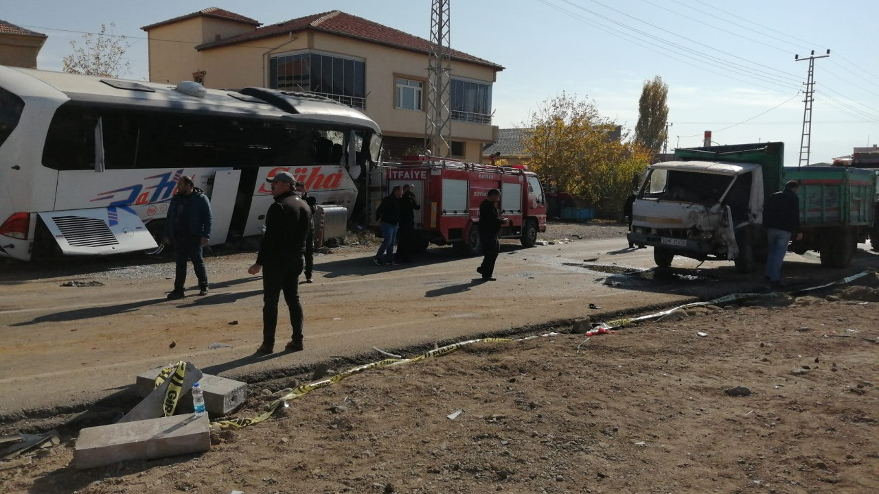 FLAŞ! Kayseri-Niğde karayolunda can pazarı... SÜHA Turizm'e ait yolcu otobüsü kamyonet ile kafa kafaya çarpıştı. Feci kazada 1 kişi hayatını kaybetti, 11 kişi ise yaralandı.
