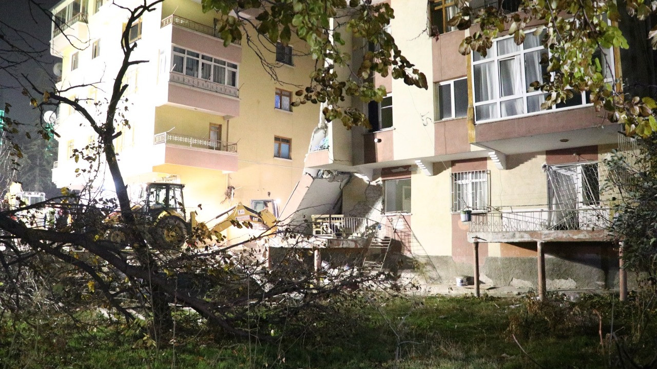 Ankara'da korkutan patlama... Çok sayıda vatandaş göçük altından kurtarıldı, 2 kişi hayatını kaybetti