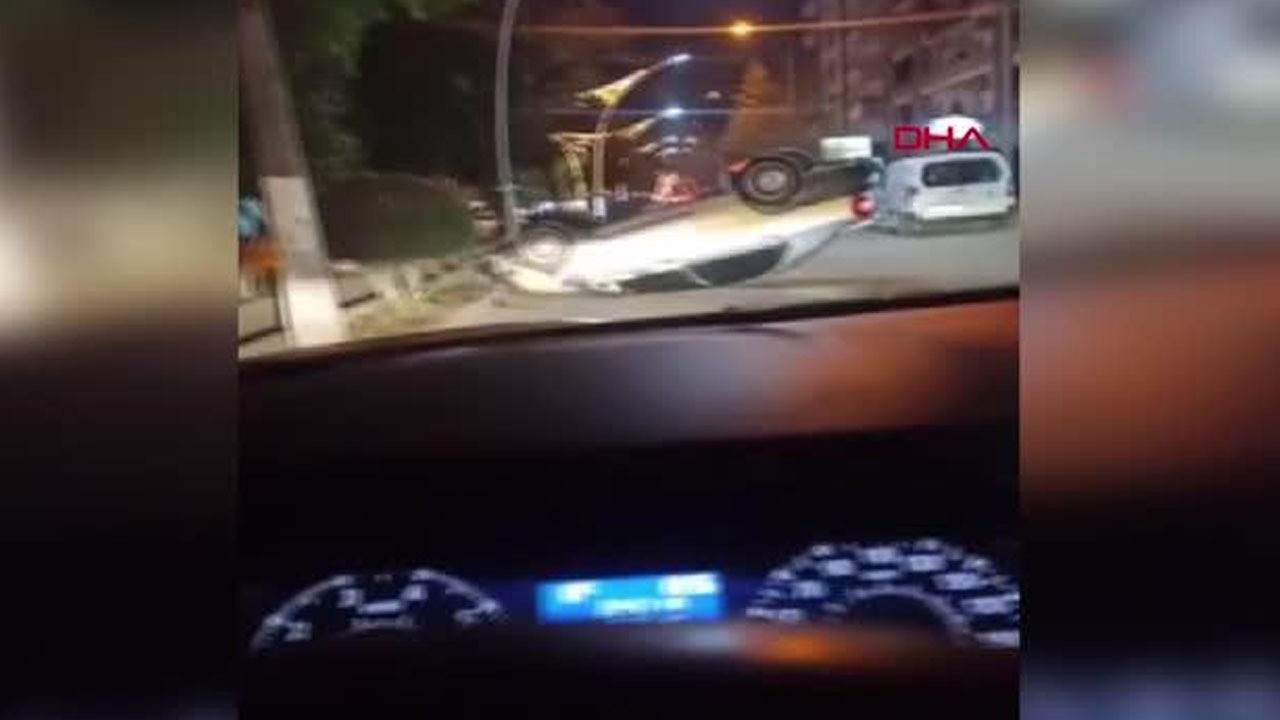 Mersin'de, otomobilin park halindeki araca çarpıp, takla attığı kaza, sosyal medya hesabından canlı yayın yapan sürücünün kamerasına yansıdı